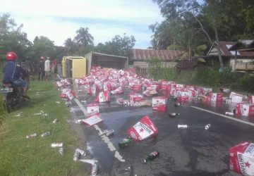 HEBOH! Truk Pengangkut Bir Bintang Terbalik, Ribuan Miras Berhamburan di Jalan