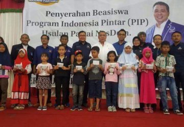 Ahmad M Ali Serahkan Bantuan Beasiswa PIP