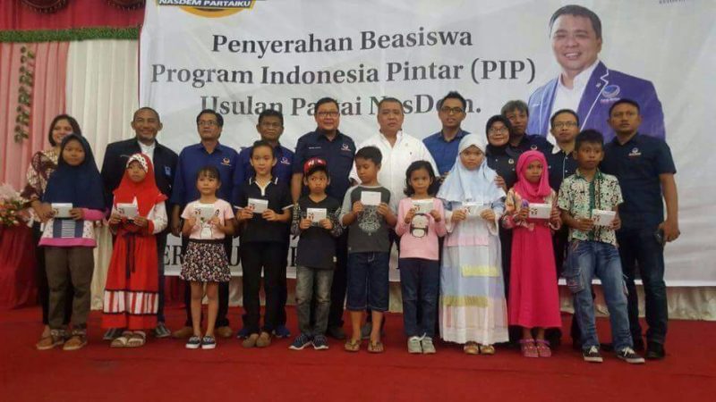 Ahmad M Ali Serahkan Bantuan Beasiswa PIP