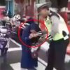 Viral di Medsos, Emak-emak Berjilbab Tabrak dan Gigit Polisi