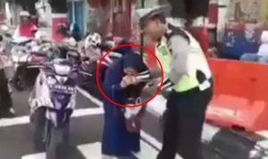 Viral di Medsos, Emak-emak Berjilbab Tabrak dan Gigit Polisi