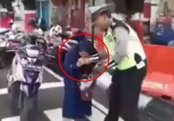 Viral di Medsos, Emak-emak Berjilbab Tabrak dan Gigit Polisi