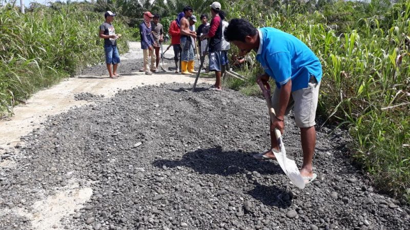 Warga Bambakoro Berjibaku “Lawan” Jalan Rusak …?