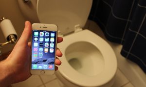 Main Handphone Selama 30 Menit di Toilet , Pria Ini Alami Kelumpuhan