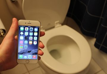 Main Handphone Selama 30 Menit di Toilet , Pria Ini Alami Kelumpuhan