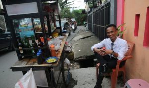 Bak Karyawan Kantor, Abang Bakso di Makassar Ini Keren Abis