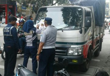 Dishub Jakbar Tindak Puluhan Kendaraan Parkir Liar