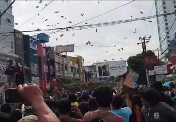Viral, Video Hujan Uang di Makassar