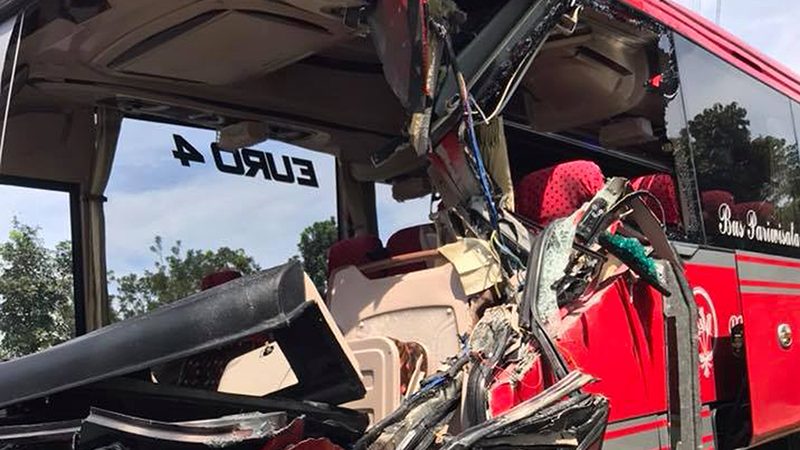 Bus Pariwisata Tabrak Truk, Dosen ITB Meninggal