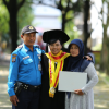 Kisah Pak Teguh, Satpam UGM yang Berhasil Kuliahkan Putrinya Hingga Gelar Doktor