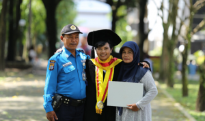 Kisah Pak Teguh, Satpam UGM yang Berhasil Kuliahkan Putrinya Hingga Gelar Doktor