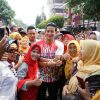Emak-emak Puji Sandiaga Uno