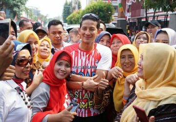 Emak-emak Puji Sandiaga Uno
