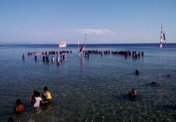 Hut RI, Santri Alkhairaat Kibarkan Merah Putih di Atas Laut