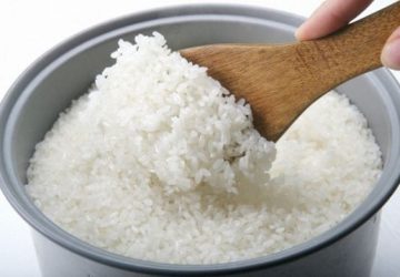 Cara Memasak Agar Nasi di Rice Cooker Putih dan Tidak Mudah Basi