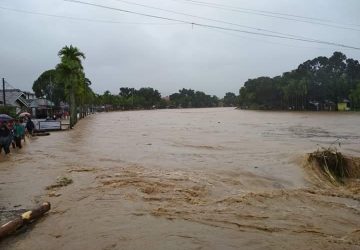 Kota Padang di Landa Banjir dan Tanah Longsor