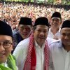 Ribuan Santri Madura Pose Jari Dukung Prabowo