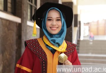 Skripsi Tentang #2019GantiPresiden Antarkan Regita Anggia Wisudawan Terbaik di Unpad