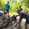 Mahasiswa KKN Untad Bantu Warga Perbaiki Penampungan Air Bersih di Desa Pulu