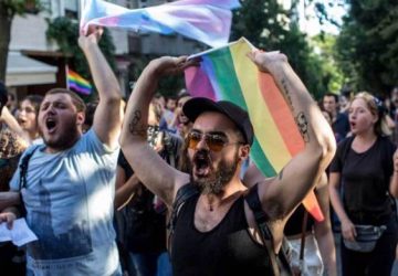 Hukum Rajam Hingga Tewas Diberlakukan, Gay di Brunei Ketakutan