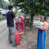 KAI Bagi Makanan ke Penyintas di Bangga