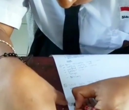 Siswa Ini jadi Viral Karena Hobi Menulis Terbalik, Ini Videonya!