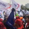 Tolak Kenaikan BPJS, Puluhan Ribu Buruh Kepung DPR