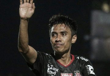 Fadil Sausu Raih Penghargaan Pemain Terbaik Indonesian Soccer Awards