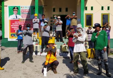 Pemdes Poi Semprot Disinfektan Rumah Warga
