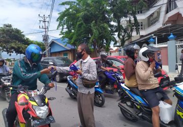 PWI Sulteng Bagi Masker Gratis kepada Masyarakat
