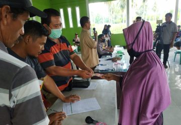 Kades Anutapura di Parimo Kembalikan Uang BLT yang Dipotong