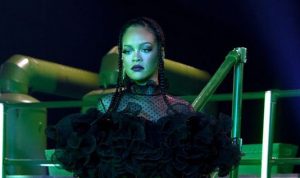 Rihanna Dikecam, Pencipta Lagu Minta Maaf