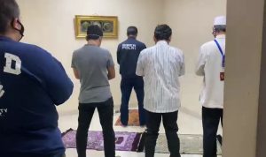 Gus Nur Sholat Bareng Penyidik di Sela Pemeriksaan