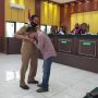 Yahdi Basma Cium Tangan Gubernur Sulteng Saat Persidangan