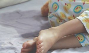 Anak Sering Ngompol Malam, Coba Lakukan Terapi Ini!