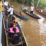 Tim Medis Belah Banjir dengan Perahu Demi Layani Kesehatan Para Warga Terdampak di Kalsel