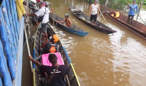 Tim Medis Belah Banjir dengan Perahu Demi Layani Kesehatan Para Warga Terdampak di Kalsel