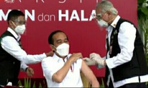 Viral Tangan Vaksinator Gemetar, Begini Respon Jokowi