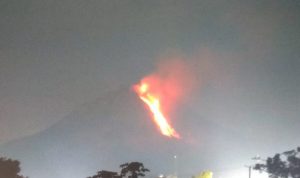 Gunung Sinabung Luncurkan Lava Pijar Sejauh Dua Kilometer