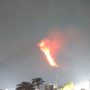 Gunung Sinabung Luncurkan Lava Pijar Sejauh Dua Kilometer