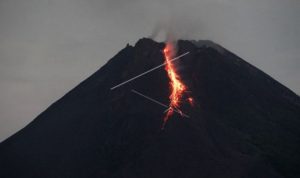 Gunung Merapi Keluarkan Lava Pijar 1.000 Meter