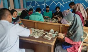 Viral Seorang Kakek Bawa Uang Satu Karung untuk Ditabung