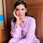 Penampilan Millen Cyrus Saat Salat Jumat di Mesjid, Akui Tetap Pakai Sarung