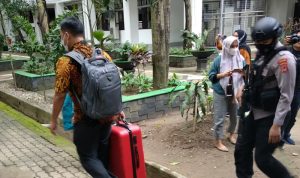 KPK Bawa 3 Koper Hasil Penggeledahan di Kantor Gubernur Sulsel