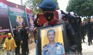 Tangis Keluarga Pecah Saat Jenazah Briptu Herlis Tiba di Kampung Halaman
