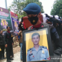 Tangis Keluarga Pecah Saat Jenazah Briptu Herlis Tiba di Kampung Halaman
