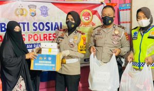 Satlantas Polres Maros Bagikan Paket Sembako dan Nasi Kotak Kepada Kaum Dhuafa