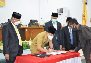 Bupati dan DPRD Sigi Tanda Tangani KUA-PPAS Perubahan Tahun 2021