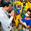 Momen Presiden Beli Noken dari Mama-Mama Papua