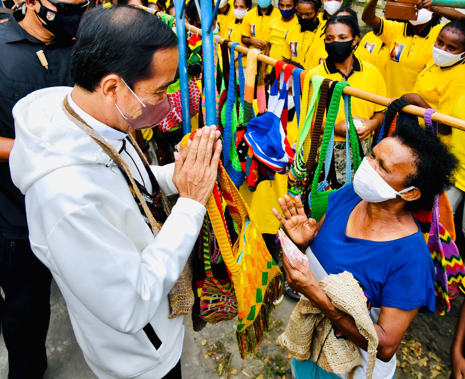 Presiden Beli Noken Papua